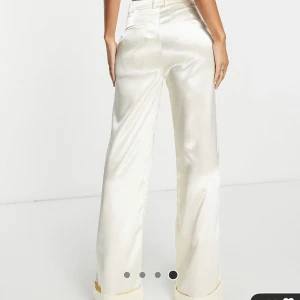 Vita silkesbyxor  - Säljer pga missat returdatum och för små. Storlek 44 men små i storleken🫶🏽