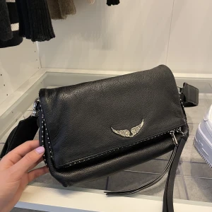 Rocky studs bag  - Zadig & Voltaire väska i fint skick!  Det är det ”större” modellen så man får plats med mycket i den.  Köpt från deras hemsida för över 5000 kr🌼  Skriv till mig innan om du tänkt trycka på köp nu! 