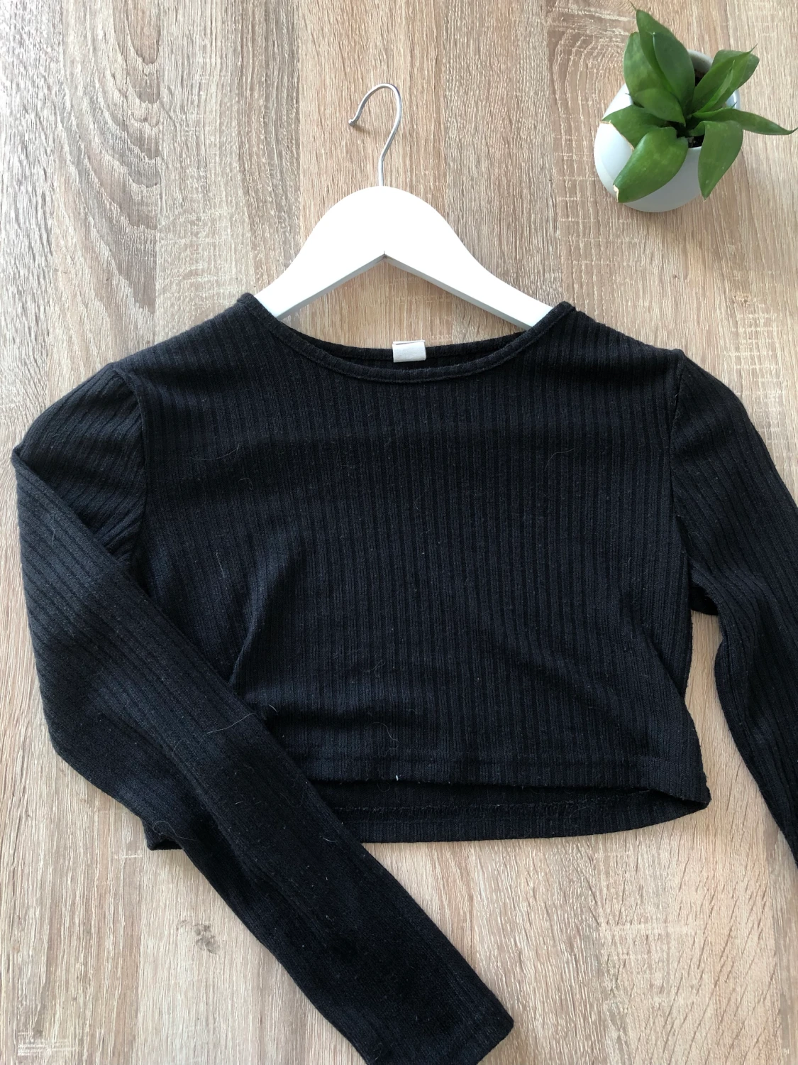  En svart långärmad topp