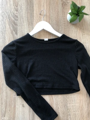  En svart långärmad topp -  en grå långärmad topp  11-12 år  
