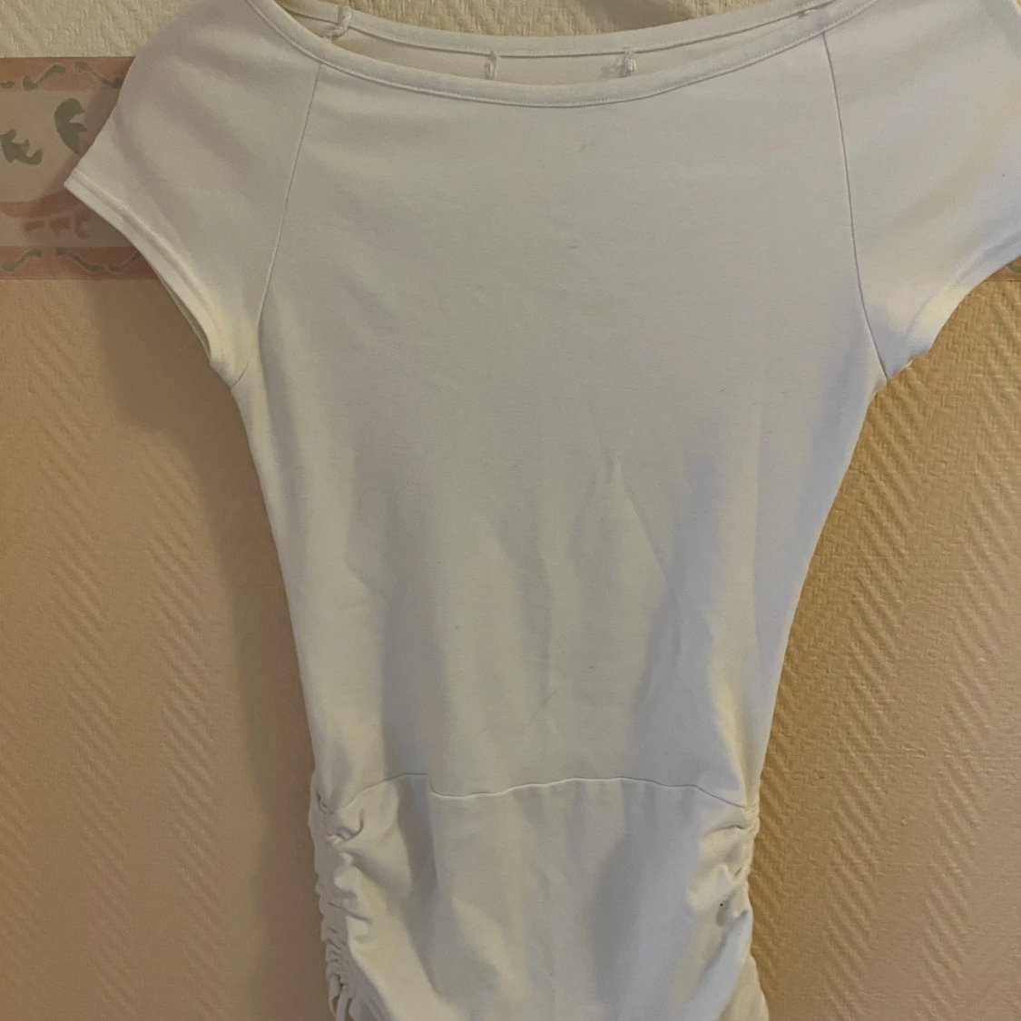 En lång vit tröja med snören