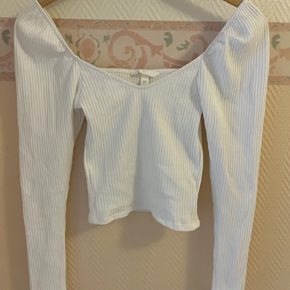 En vit ribbad långärmad spets tröja, aldrig använts, bra skick och storlek XS. Från HM. T-shirts.