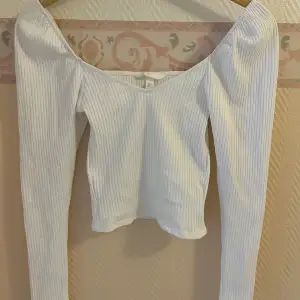 En vit ribbad långärmad spets tröja, aldrig använts, bra skick och storlek XS. Från HM