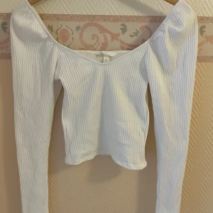 En vit ribbad långärmad spets tröja - En vit ribbad långärmad spets tröja, aldrig använts, bra skick och storlek XS. Från HM