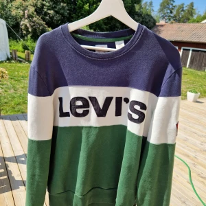 Levi's tröja!  - En snygg och bekväm tröja!  Säljer den nu för att rensa garderoben. 