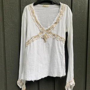 Vit långärmad - Vit urringad topp. Det är meningen att det ser slitet ut vid ändarna!