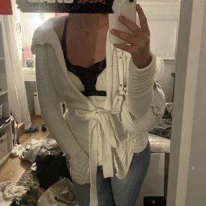 Jättesöt cardigan - Sååååå söt kofta/cardigan man knyter i midjan. Passar bra till svala sommarkvällar :) strl L men passar allt från xs till L eftersom man kan knyta. Superfina detaljer. Sitter tajt på mig som har S men som sagt är justerbar