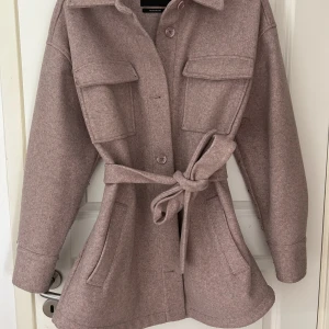 Kappa  - Kort kappa från bikbok i storlek 38. Använd fåtal gånger 