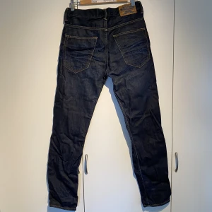 Crocker 319 ”Carrot” mörkblå denim - Hej, säljer ett par riktigt schyssta mörkblå denim jeans från Crocker. Perfekt passform för den så kallade ”Stockholmsstilen”, inte för skinny eller för baggy. Utmärkt skick utan fläckar eller dylikt. Priset är inte hugget i sten. Hör av dig vid frågor. 