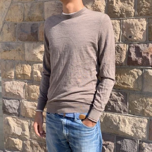 Snygg och skön Massimo dutti tröja  - Säljer denna tvär snygga och sköna merino tröja fran Massimo dutti!  Funkar perfekt till en sommarkväll/middag!  Storlek L men sitter rätt tight i modellen sa passar även M 🔥