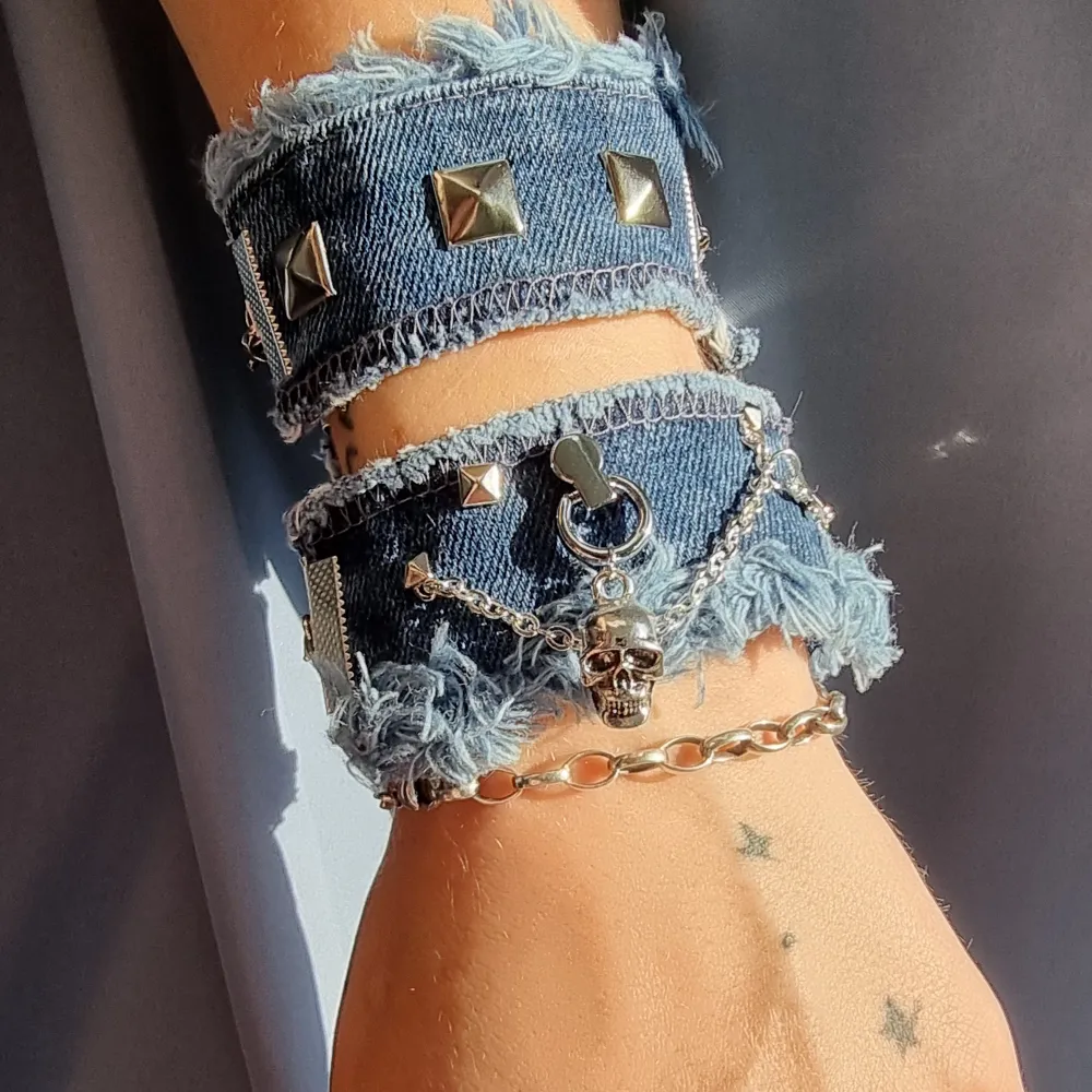 ●Handgjort upcycled armband Material-textil jeans, zinklegeringar, rostfritt stål. Nickel fri. Armbandslängd: 18,5cm höjd-3,5cm, 140kr. Accessoarer.