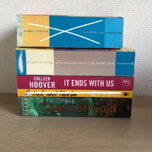 Populära Böcker - It Ends With Us (annoterad)- 40kr, Nick and Charlie- 40kr, Chain of Gold- 60kr,  Harry Potter- 40kr 