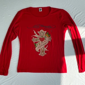 Ed Hardy långärmad tröja  - Supersnygg långärmad tröja från Ed Hardy! Storlek XXL på lappen men tycker mer att den passar som typ en M, jag på bilder brukar ha S. Vintage så kan ej garantera äkthet. Köps helst via köp nu 💋