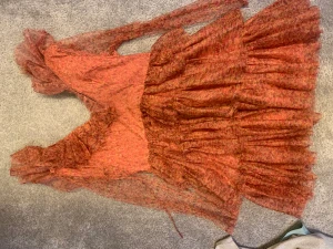 Klänning blommig i tyll  - Blommig klänning i tyll i storlek L 