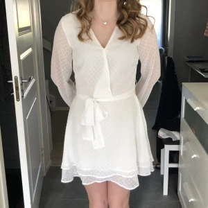 NA-KD klänning - Jättesöt klänning från NA-KD, endast använd 1 gång! Frakt tillkommer 💘