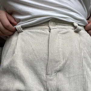 Beige byxor - Säljer byxor från Kappahl då de inte kommer till användning! Manchester-liknande material men mycket svalare, perfekt till sommarkvällarna!☀️🌻 Storlek 38 och bra längd för mig som är 171 cm ☺️ Fraktar eller möts upp i Borlänge! Hör av dig vid frågor!☺️💛