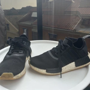 Adidas NMD  - Säljer mina adidas nmd, finns två små defekter som jag kan skicka bild på. I övrigt är de fortfarande i bra skick. Kom med prisförslag om du vill! 
