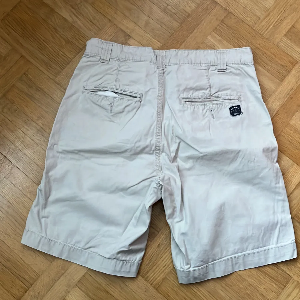 Beige shorts av märket race marine i storlek S. . Shorts.