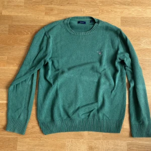 Grön classic crew neck Gant bomullströja - Skick : Hel, använd, lite urtvättad  Har tidigare kostat 1100 kr