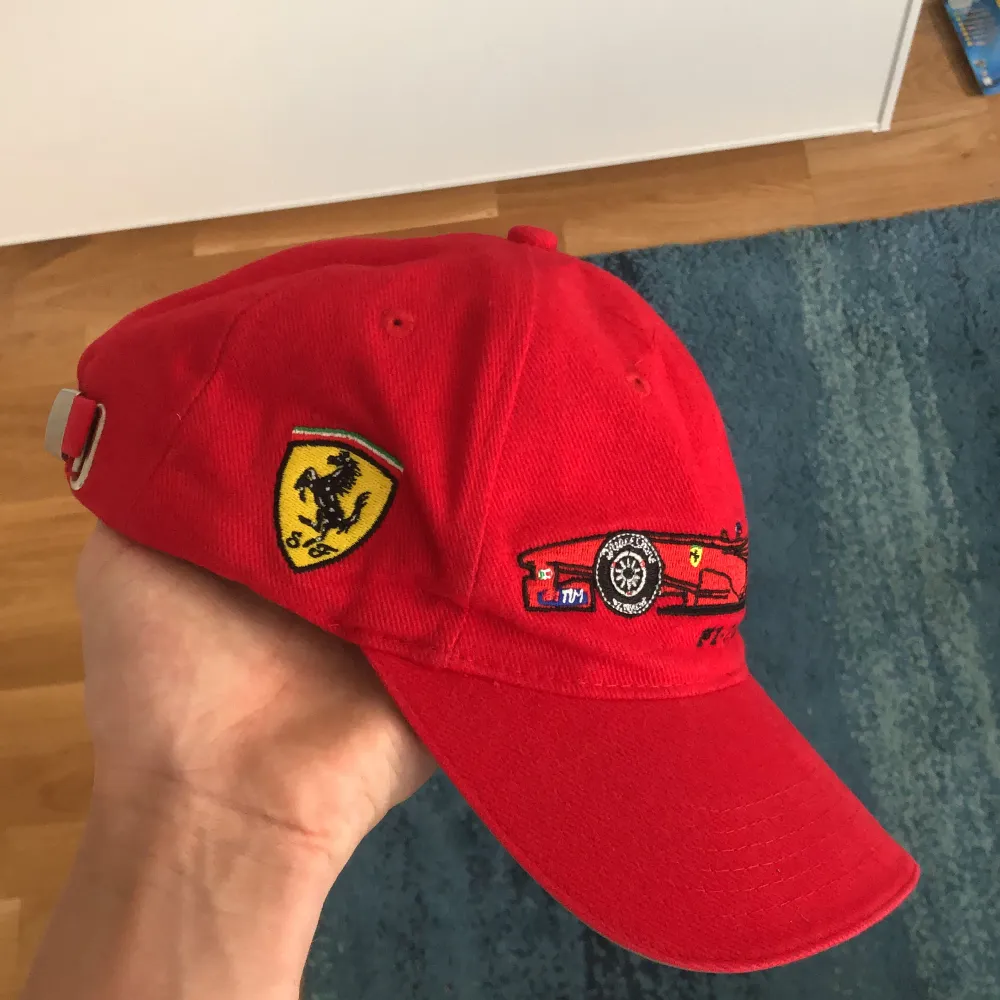 Röd skitcool Ferrari keps med broderad F1 bil och märke på, hög kvalité. Övrigt.