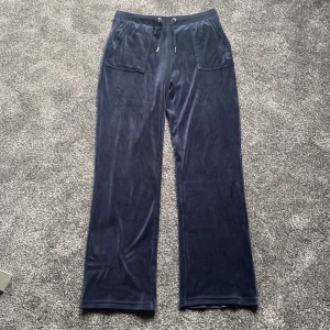 Jucy couture - Säljer mina jucy byxor i storlek 15-16. Med fickor där bac  Säljer pågrund av att dem är förstora. Är 159 Helt nyskick aldrig använda. Köpta av någon från Plick som köpte det på NK. Hon som hade dem innan hade inte använt dem. Säljer för 380 + frakt 