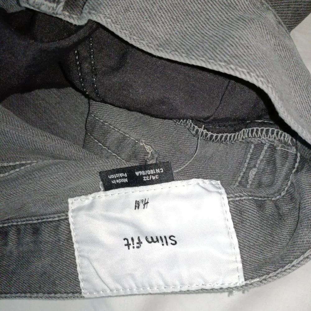 Fina och bekväma jeans från H&M Köpta för 399kr Säljs då det ej passar Endast använd 2-3 gånger (bra skick). Farkut & Housut.