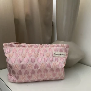  Necessär  - Säljer denna necessär som inte kommer till användning och aldrig är använd🩷