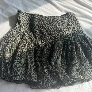 En kjol jag köpt men knappt använd pga att jag har en liknande. I storlek S och passar XS-S. Inga defekter mm. Betalning sker via swish och frakten via postnord💘