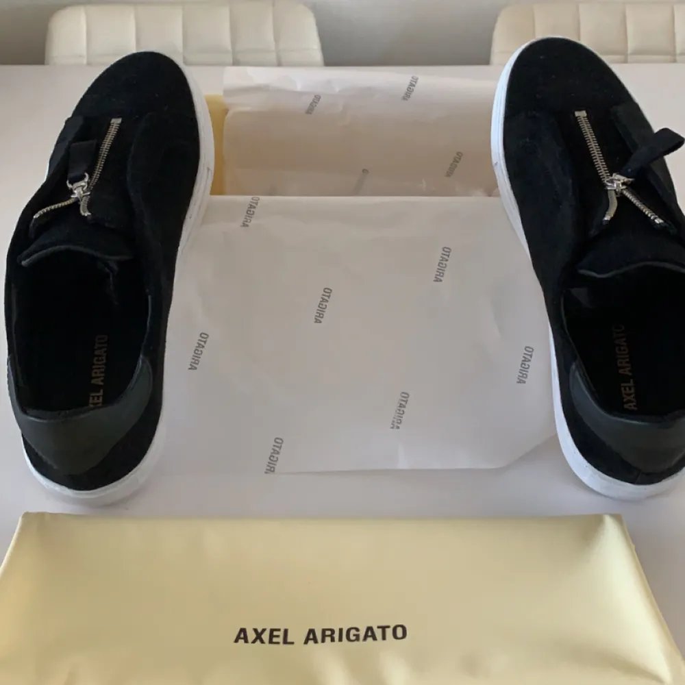 Helt nya Axel arigato skor i storlek 42. Alla orginaltags, dustbag och box är kvar.  Kvitto finns, pris 2000kr. Skor.