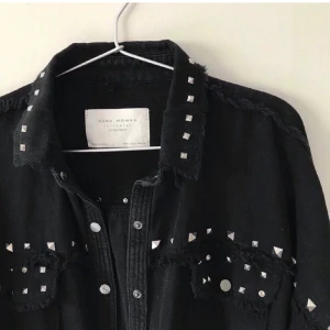 Jeansjacka zara - Hej! Säljer denna fina jeansjacka från zara då den inte kommer till användning längre, storlek xs men skulle säga att den även passar s/m☺️