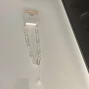 silver halsband  - två silverhalternas i ett pack. Aldrig använda köpta på glitter för 150kr helt nytt skick! 