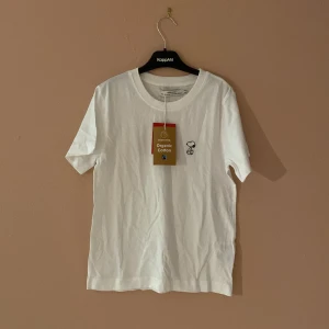 Oanvänd T-shirt med snobben  - Oanvänd T-shirt från Dedicated brand i stl.xs. Lappar kvar 🤍