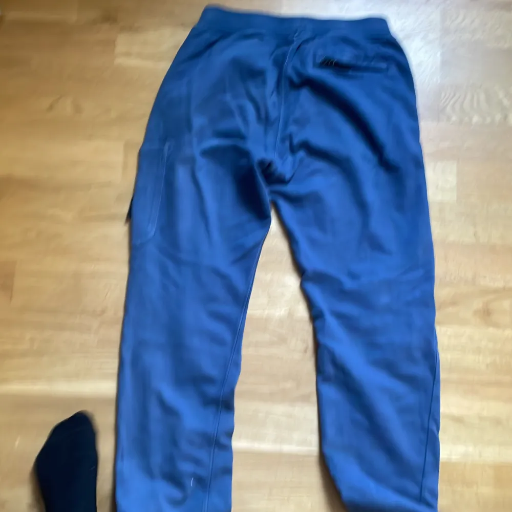 Stoneisland byxor cond:9/10 säljer för den passar inte mig köpt för ungefär 1,400. Jeans & Byxor.