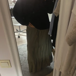 Långkjol  - Långkjol med tunnt och svalt tyg, köpt på marknad och storleken som står i är 2/3xxl men är väldigt liten i storleken så har passform som en s/m! 💕