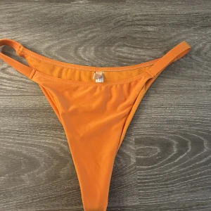 Bikini - Oanvänd bikiniunderdel från Nelly
