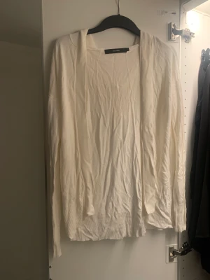 Mjuk kofta från Veromoda - Vit/äggvit, Väldigt mjukt material, har luva på.