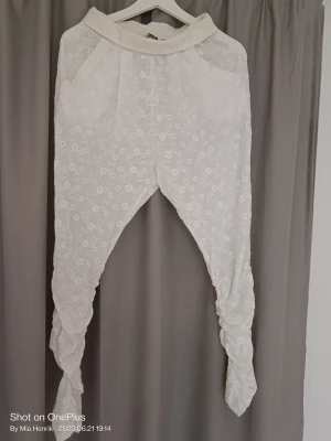 Baggy spetsbyxa Designwerket  - Designwerket Superfina baggy byxor med mudd som kan vikas ner (resår band inuti) Fickor fram samt två bak Rynk resår i benslut-de bild Knappt anv Passar xs-L *Passar fint till marinblå toppen*