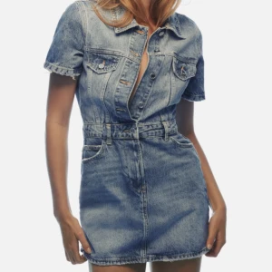 Jeansklänning - Säljer denna skit snygga jeansklänningen som är helt slutsåld på zara. Den är aldrig använd då den är för liten tyvärr:/ Den är i storlek M. Köpte för 499kr