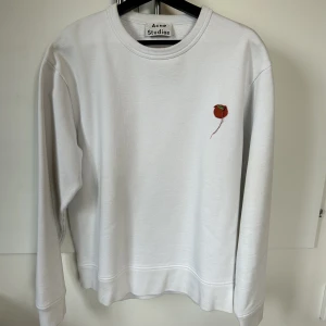 Acne tröja  - Säljer en svin snygg acne tröja. Den är använd men i fint skick fortfarande. Köpte den på Nk gbg för nåra år sen för 1700. Den är rätt stor i storleken. Hör av dig om du undrar något🔥🤝