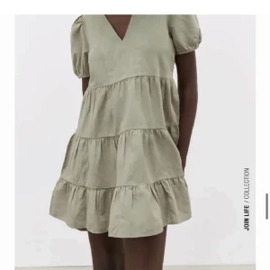 Sommarklänning - Supersöt kort volangklänning från zara, använd fåtal gånger🤗💞