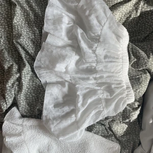 Vit sommrig kjol  - Superfin somrig kort kjol. Passar fint på mig som oftast har m men skulle nog passa s-l eftersom den är stretchig och flowig❣️ Dubbelt tyg och så fin till mycket. Skriv privat för frågor❣️