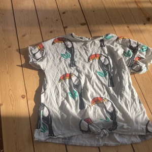 Vit T-shirt med fågel tryck  - Från H&M 