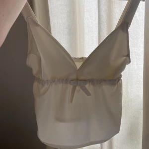 Sommar topp. - Säljer denna söta sommartopp storlek xs. Den är aldelles förliten för min byst därav säljs den. 200kr köparen står för frakten ☺️💕