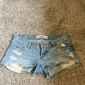 Jeans shorts - Super coola Hollister shorts som tyvärr inte passar! Lågmidjade!!!! Höjer priset då många är intresserade. Midje måttet är 75cm
