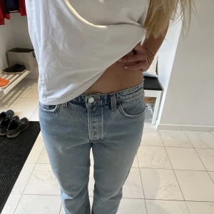 Mid rise jeans - De populära Zara mid rise full length jeansen i somrig ljusblå, storlek 40🫶