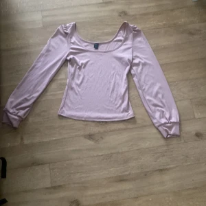 Långärmad urringad tröja - En urringad tröja från shein med lite puff på ärmarna köparen står för frakten 