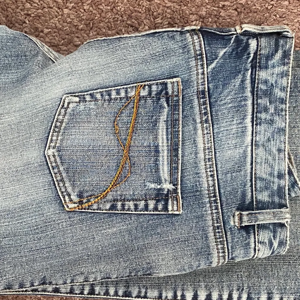 Så snygga lågmidjade jeans som är i perfekta modellen!! Köpte dessa second hand men dom är väldigt bra skick! står ingen storlek men skulle uppskatta S. Skriv för frågor <3. Jeans & Byxor.