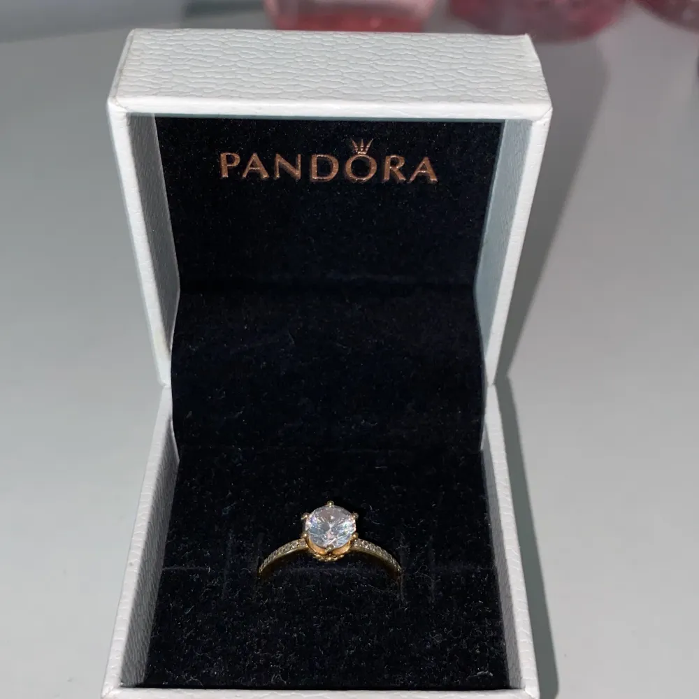Säljer min Pandora ring på grund av att den inte används, den är jätte fin. Köpt för 900kr. I bra skick.. Accessoarer.