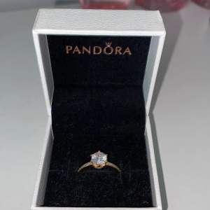Säljer min Pandora ring på grund av att den inte används, den är jätte fin. Köpt för 900kr. I bra skick.