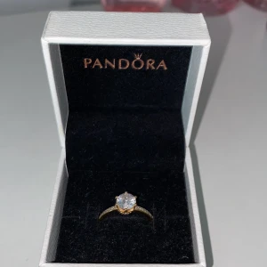 Pandora ring - Säljer min Pandora ring på grund av att den inte används, den är jätte fin. Köpt för 900kr. I bra skick.